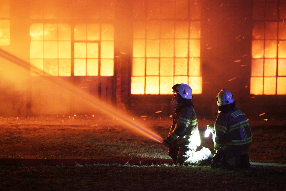 Feuerwehrleute bekämpfen die Flammen.