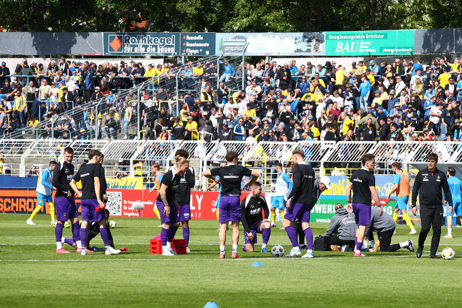 Die Ränge in Leipzig sind voll, die Teams zur Aufwärmung auf dem Platz.