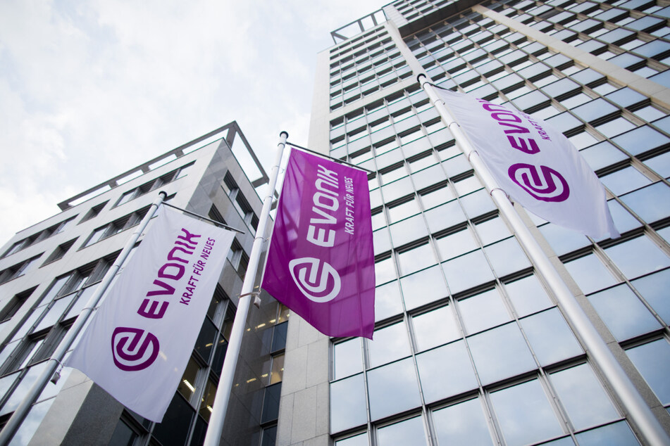 Flaggen wehen vor der Zentrale des Spezialchemiekonzerns Evonik (Archivfoto).