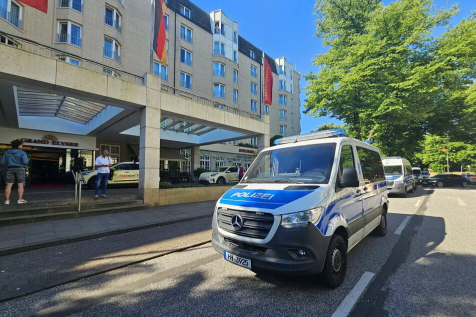 Rund 100 Einsatzkräfte umstellen kürzlich das von Block betriebene Hotel Grand Elysée.