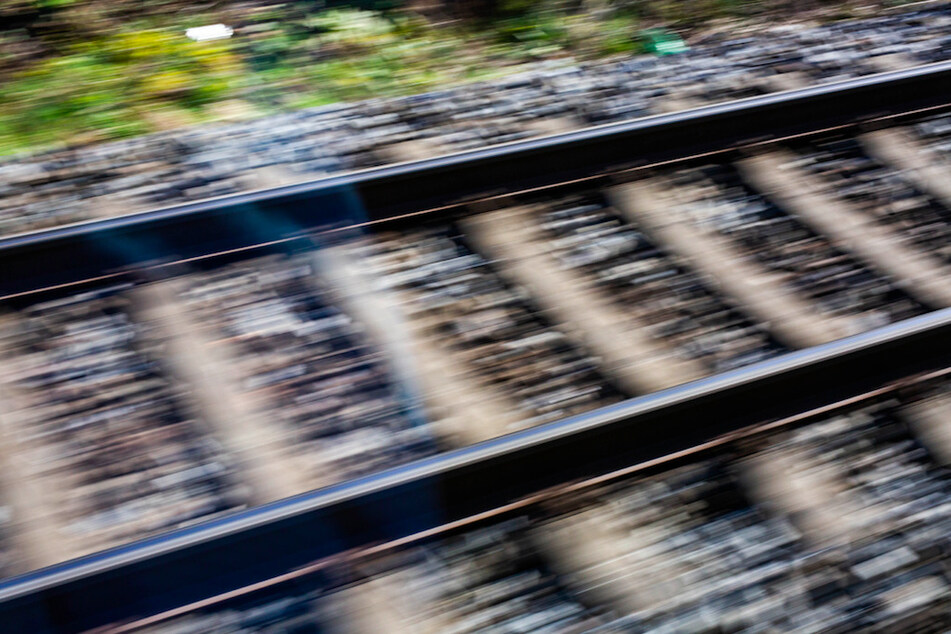 Ein Mann verlor auf den Bahngleisen nahe Treuchtlingen sein Leben. (Symbolbild)