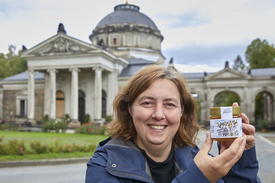 Friedhofs-Chefin Beatrice Teichmann (46) zeigt stolz den Honig vom Gottesacker.