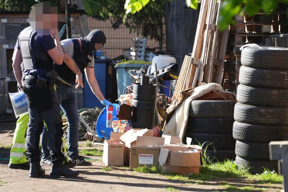 Mehrere Kisten und zwei Fahrzeuge wurden von der Polizei sichergestellt.