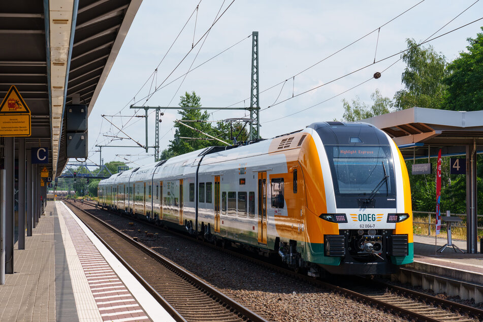 Manche neuen Regionalzüge der Ostdeutschen Eisenbahn (Odeg) des Typs "Desiro HC" haben Klappsitze, die schmale Gegenstände verschwinden lassen.