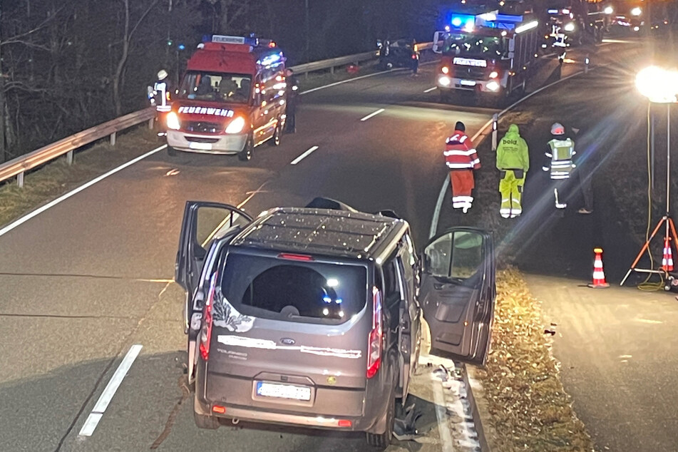 Dramatischer Crash auf B48: Im Hintergrund des Bildes kann man den Unfallwagen der 25-jährigen Frau erkennen. Vordergründig sieht man den ebenfalls involvierten Transporter.