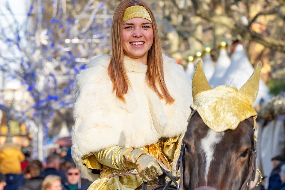 Hoch zu Ross auf Apollo eröffnete Lilly im Advent den Augustusmarkt auf der Hauptstraße.