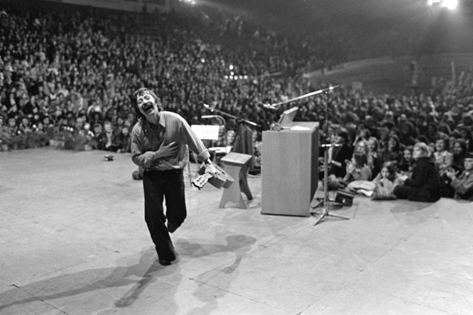 Wolf Biermann 1976 bei seinem Konzert in Köln vor rund 7000 Menschen. Es war sein erstes genehmigtes Konzert seit elf Jahren. Kurz danach wurde er aus der DDR ausgebürgert.