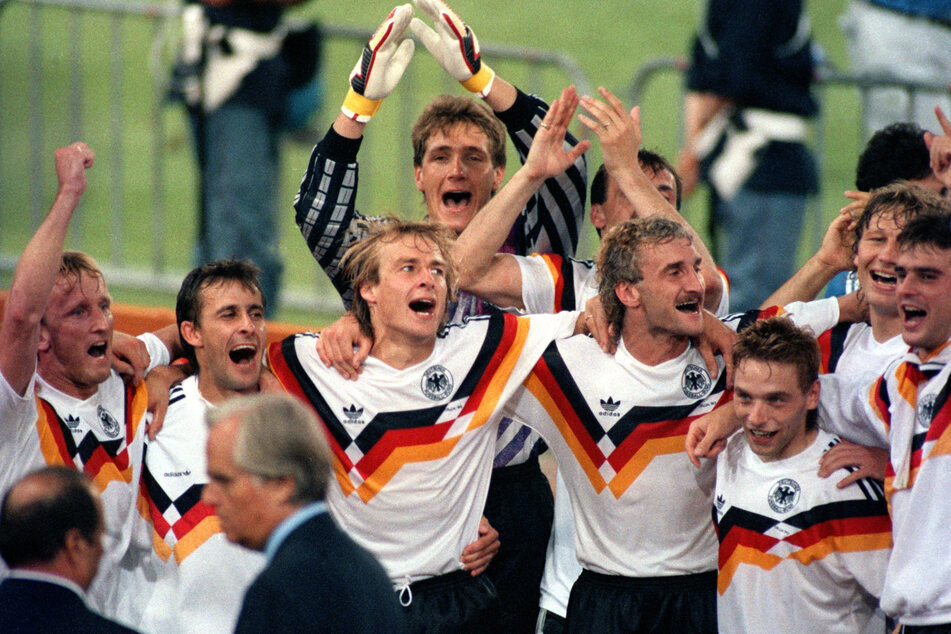 Einer der größten Momente seiner Karriere: Pierre Littbarski (2.v.l.) jubelt über den Gewinn der Weltmeisterschaft 1990.