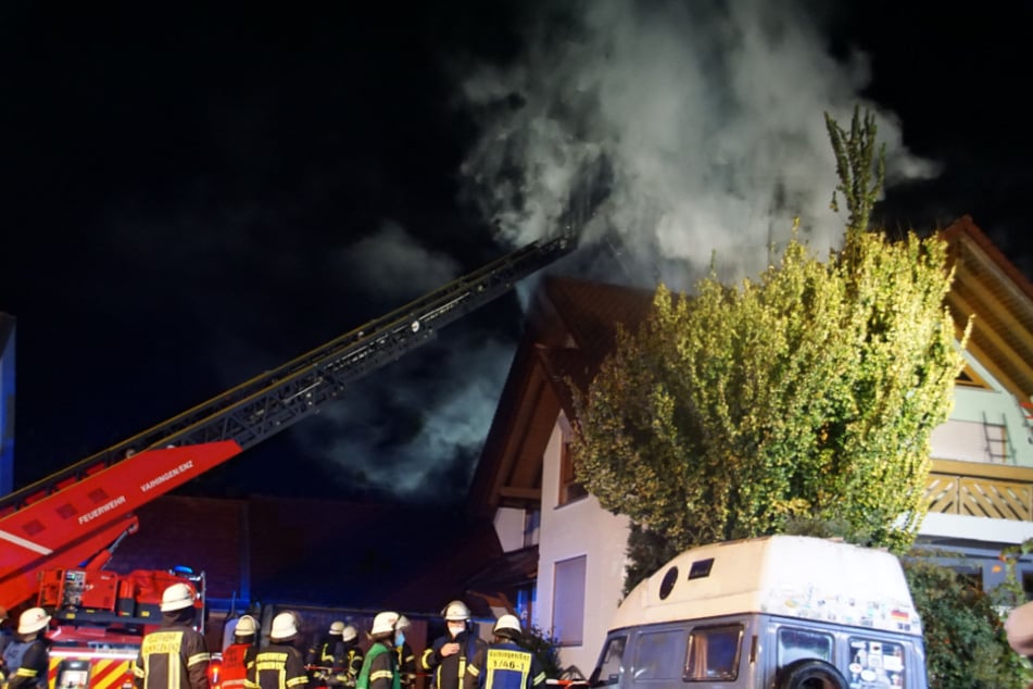 Feuerwehrleute bei den Löscharbeiten des Brandes.