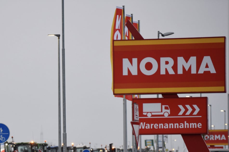 Überfall auf Norma: Kassiererin mit Messer bedroht