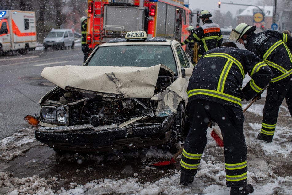 Taxi kracht bei dichtem Schneefall in Rettungswagen: Drei Verletzte