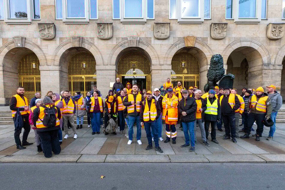 "Verunsicherung ist groß": Die Kräfte der SRD protestierten am Donnerstag vorm Rathaus.