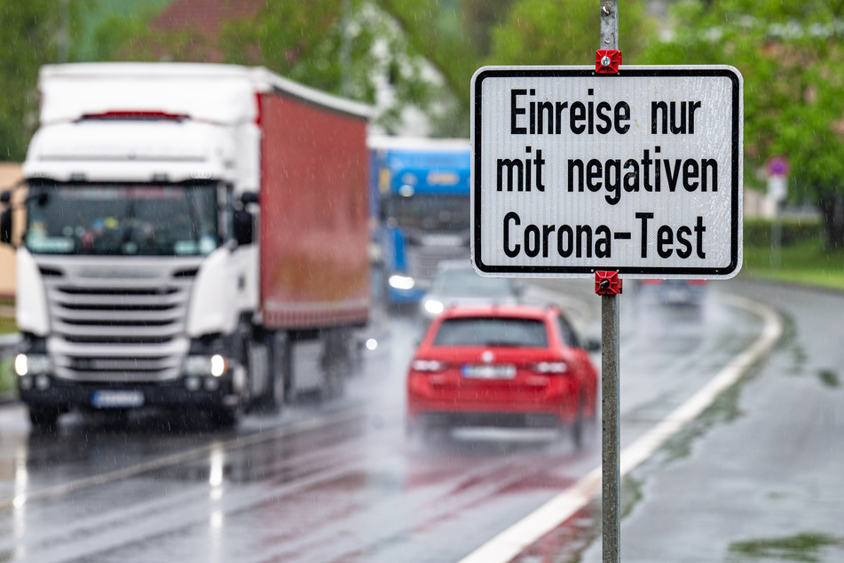 Furth im Wald: Ein Schild mit der Aufschrift "Einreise nur mit negativen Corona-Test" steht an der deutsch-tschechischen Grenze.