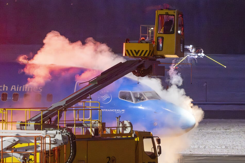 Neben der Enteisung der Flugzeuge nimmt die Räumung der Start- und Landebahnen in München Zeit in Anspruch.