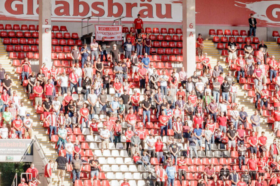 Im Offenbacher Stadion am Bieberer Berg dürfen aufgrund der Corona-Verordnung nur maximal zwei kleine alkoholische Getränke pro Nase verkauft werden.
