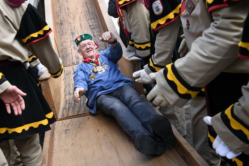 Seit Jahrzehnten rutscht Winfried Kretschmann (77, Grüne) nach dem traditionellen Froschkuttel-Essen am Fastnachtsdienstag aus dem Rathaus.