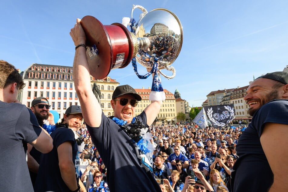 Aus Ravensburg zurück, ging Danny aus den Birken (40) erst zum Arzt, feierte dann am Nachmittag mit dem Pokal und der Mannschaft die Meisterschaft auf dem Neumarkt.