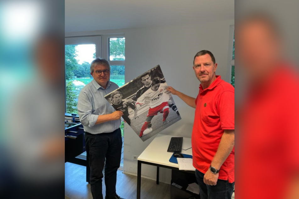 Peter Renzel (60, l.) und Tani Capitain, Geschäftsführer der "Essener Chancen", haben das Özil-Bild von der Wand genommen.