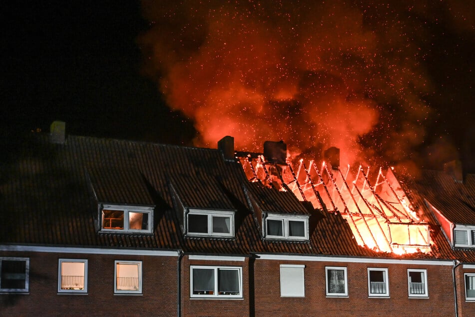 Kind bei Feuer in Mehrfamilienhaus verletzt: 80 Menschen evakuiert