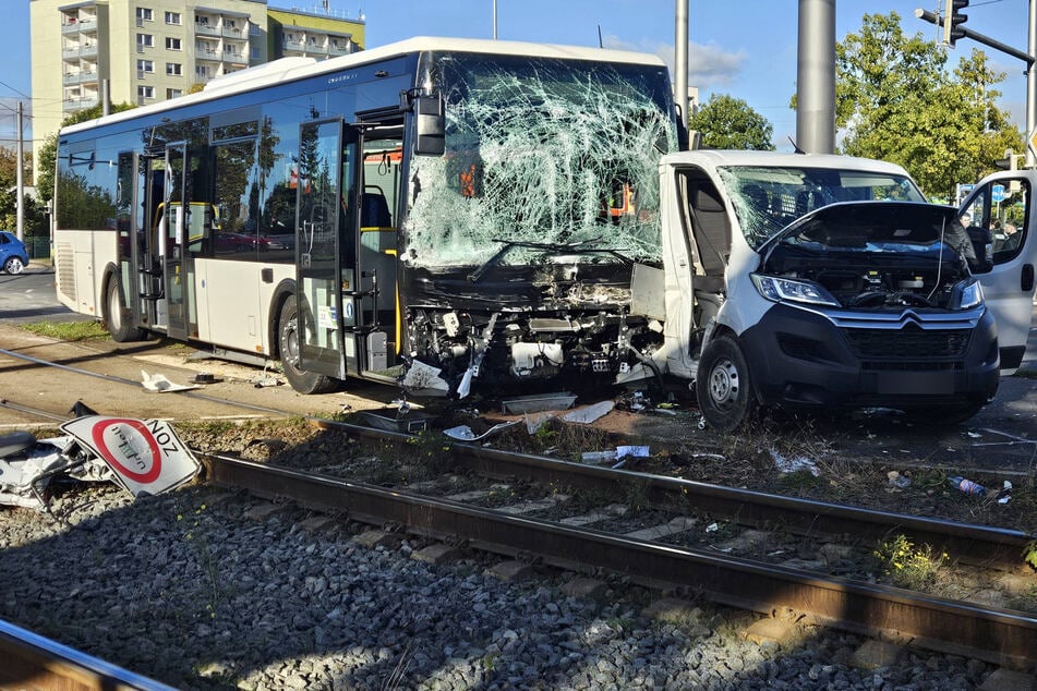Transporter und Linienbus kollidieren: Mehrere Verletzte bei Kreuzungscrash in Grünau