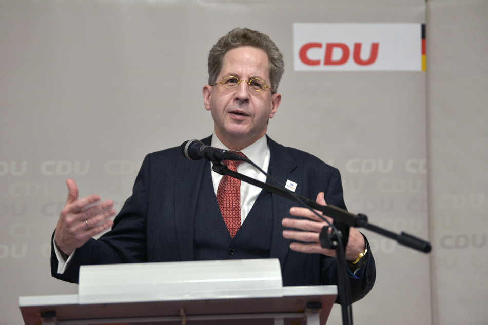 Hans-Georg Maaßen (58, CDU) bekam bei einer Wahlkampfveranstaltung in Crock in Südthüringen Besuch von einem ungebetenen Gast.