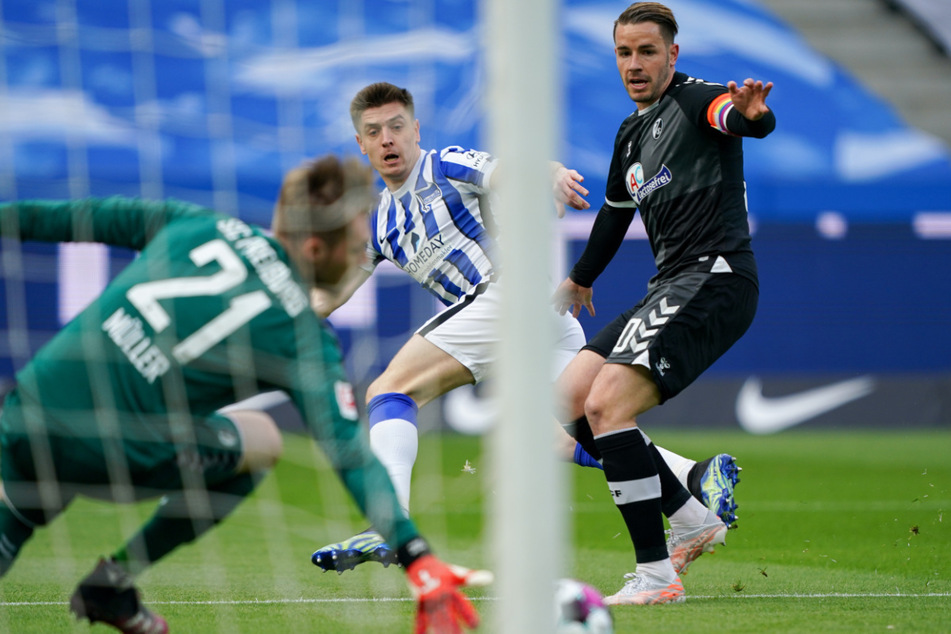 Herthas Stürmer Krzysztof Piatek (25/M.) schießt gegen Freiburgs Torwart Florian Müller (23/l.) und Freiburgs Abwehrspieler Christian Günter (28/r.) das Tor zum 1:0. Nach Dardais Rechnung müsst Herthas Pistolero auch gegen Bielefeld treffen.