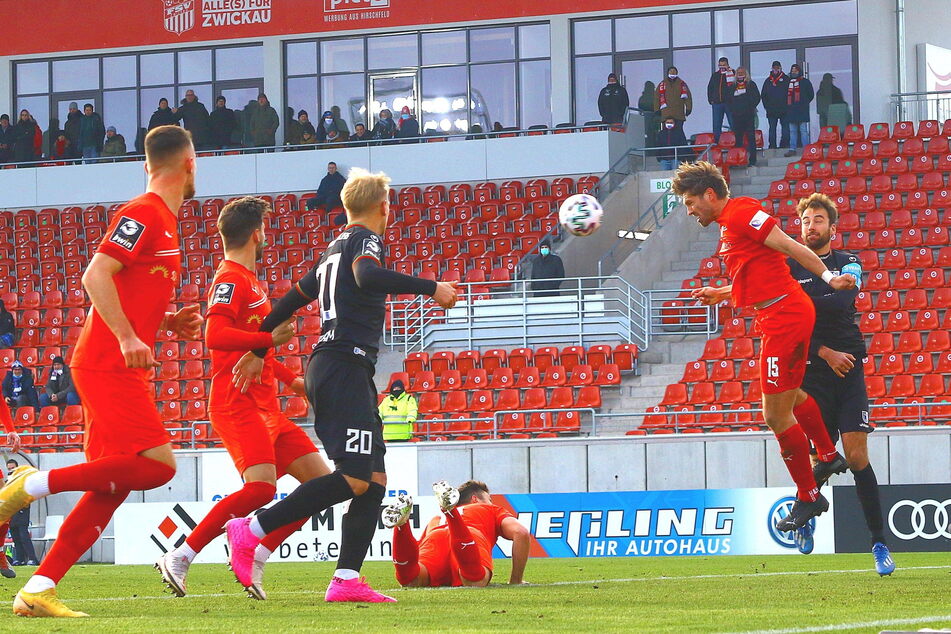 Ronny König (2.v.r.) hatte mit seinem Kopfball die beste Chance für den FSV.