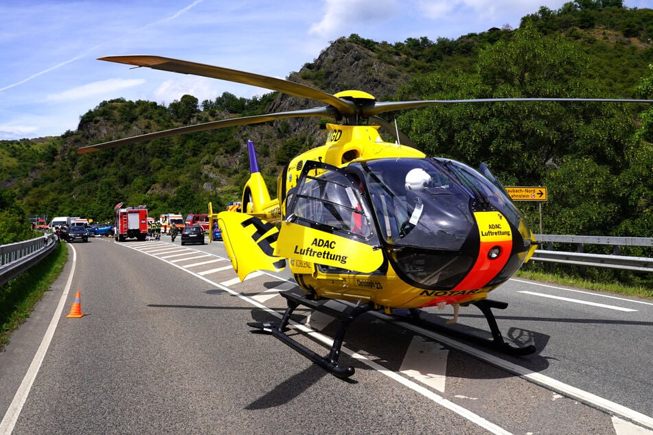 Für die Landung des Rettungshubschraubers, die Bergung der Verletzten und der Autos sowie die Unfallaufnahme musste die B42 für etwa fünf Stunden voll gesperrt werden.
