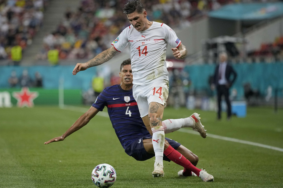 Der Schweizer Steven Zuber (29, am Ball) brillierte im Achtelfinale gegen Frankreich um Real-Madrid-Abwehrass Raphaël Varane (28).