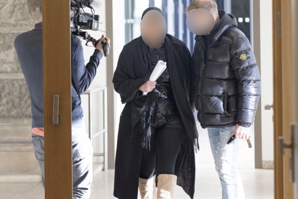 Feuerkünstlerin Kati H. (46) ist nach dem Vorfall für ihr Leben gezeichnet, viel Hautfläche ist dauerhaft geschädigt.