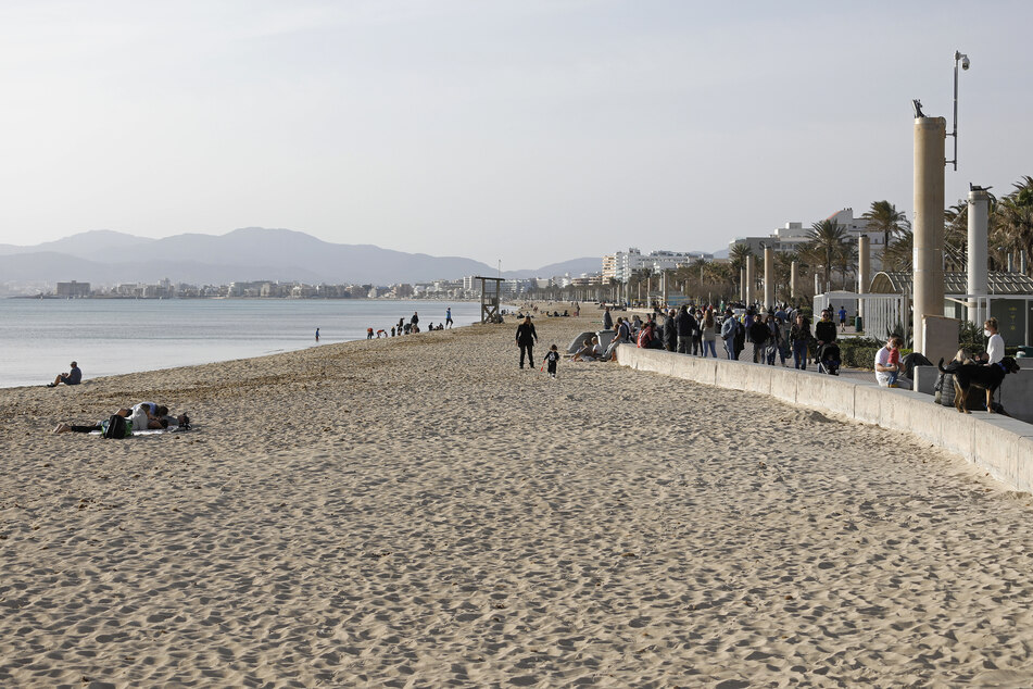 Menschen entspannen am Strand von Arenal. Trotz Corona-Pandemie zieht es viele Urlauber zieht nach Mallorca.