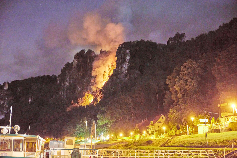 In der Nacht vom 17. zum 18. Juli 2022 breitete sich der Waldbrand nahe der Basteibrücke im Nationalpark Sächsische Schweiz schnell aus.