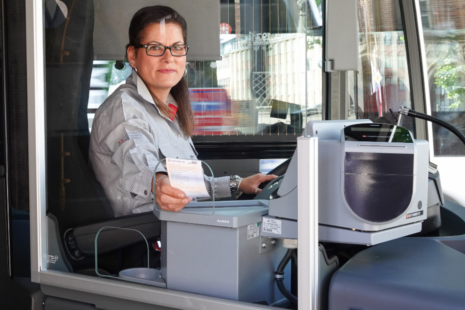 Dilek Ak ist Busfahrerin bei der Hamburger Hochbahn und präsentiert die neue Trennscheibe.