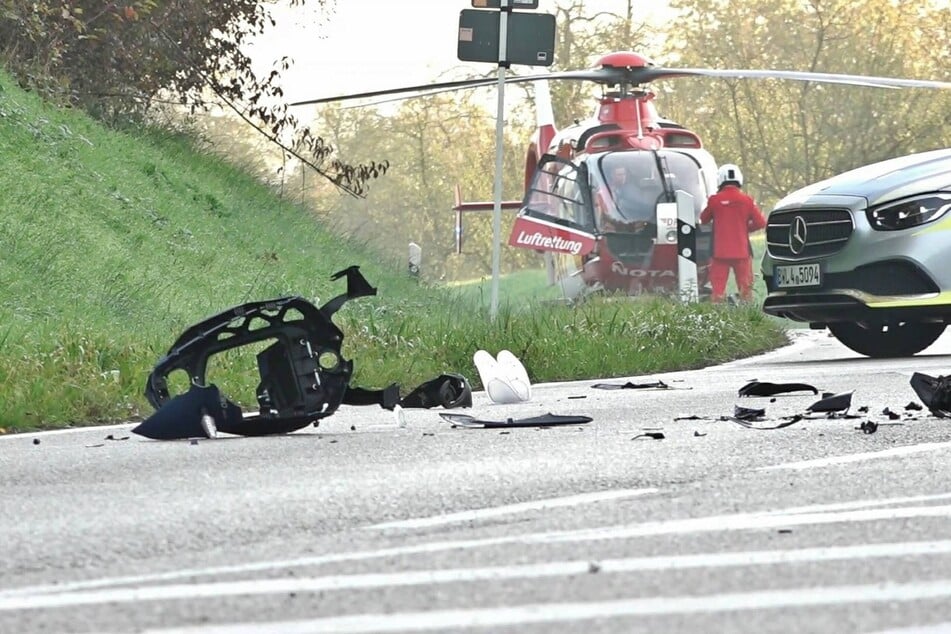 Großes Trümmerfeld: Biker (†63) stirbt nach Crash mit Auto