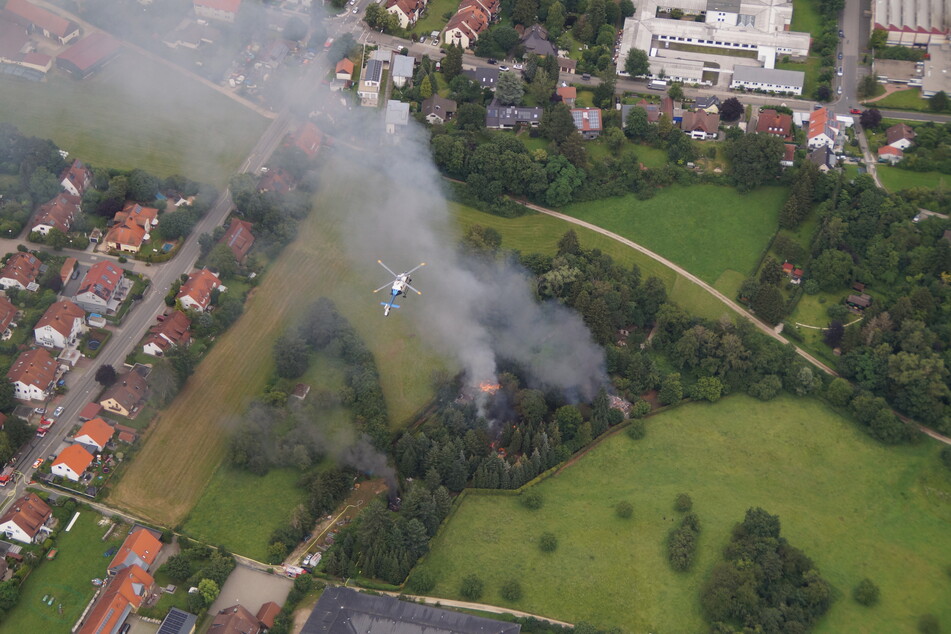 Ein Polizeihubschrauber behielt die Lage in Altdorf auf der Luft im Überblick.