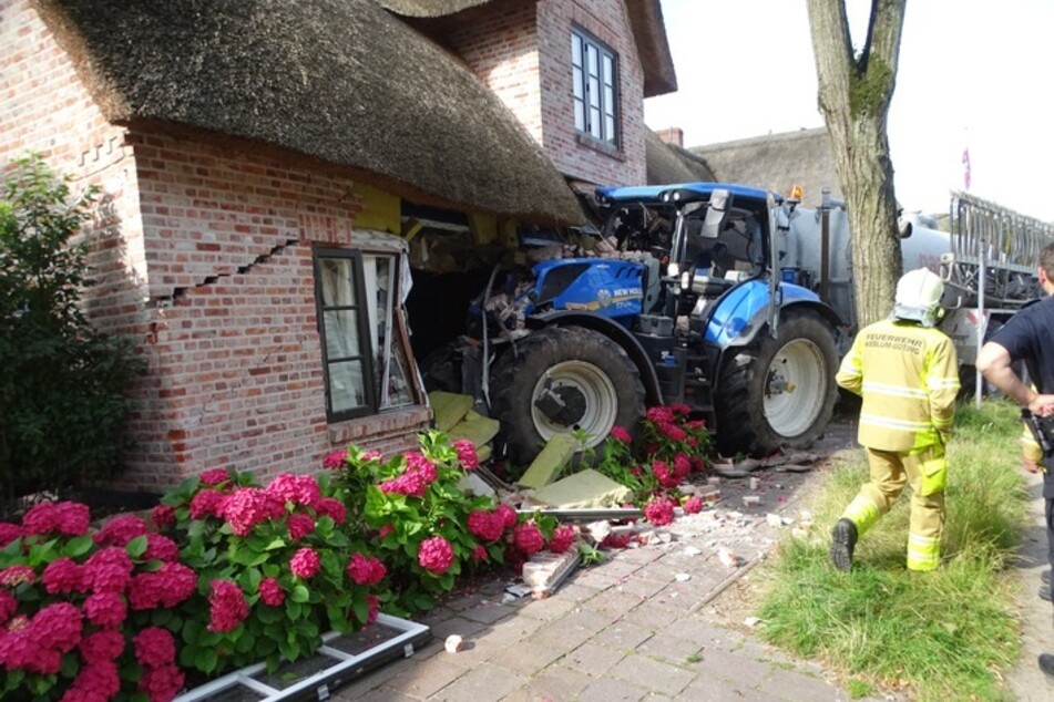 Die Front des Traktors ragte in das Gebäudeinnere. Die Bewohner waren zum Glück nicht zu Hause.