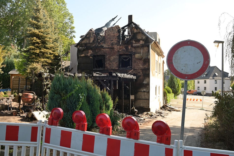 Chemnitz: Chemnitz: Wohnhaus abgebrannt! Bewohnerin und Hund gerettet, Feuerwehrmann verletzt