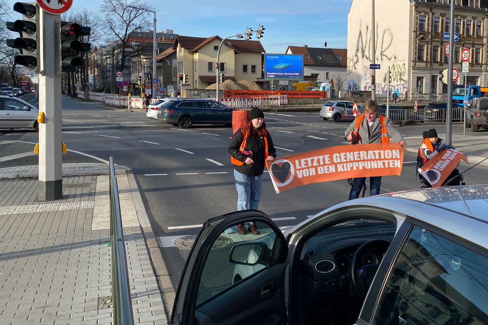 Aktivisten der "Letzten Generation" haben mal wieder den Verkehr in Dresden blockiert.
