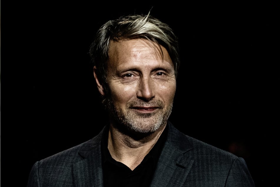 Der dänische Schauspieler Mads Mikkelsen (56) ist derzeit für Dreharbeiten in Sachsen. Der Streifen soll Ende nächsten Jahres in die Kinos kommen.