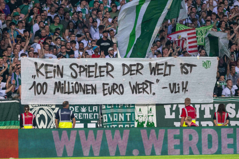 Mit einem Transparent ließen die Werder-Fans Uli Hoeneß (71) sein eigenes Zitat um die Ohren fliegen.
