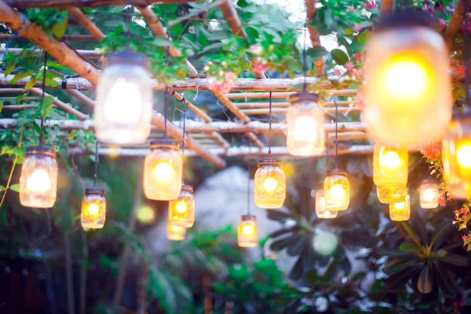 Ein harmonisches Verhältnis von Licht und Schatten macht einen Feng-Shui-Garten aus. Deko-Elemente wie LED-Lichter wirken am Abend besonders schön.