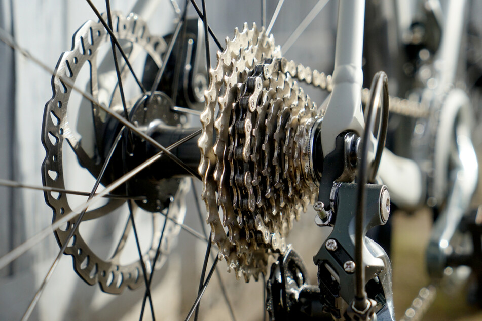 Rennradfahrer prallt gegen Laterne: Schwer verletzt