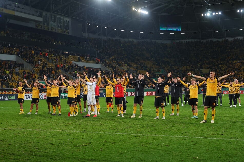 Kapitän Stefan Kutschke (r.) und seine Mitspieler wurden nach dem Pokal-Aus gegen Darmstadt frenetisch gefeiert. Vom Ergebnis abgesehen, war es eine rauschende Nacht.