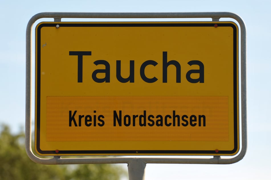 In Taucha (Landkreis Nordsachsen) kam es am Sonntag zu einem Unfall zwischen einem Auto und einer Fußgängerin.