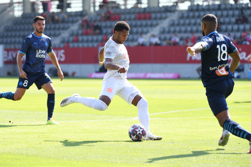 Serge Gnabry (M.) schoss in der ersten Halbzeit den Siegtreffer.