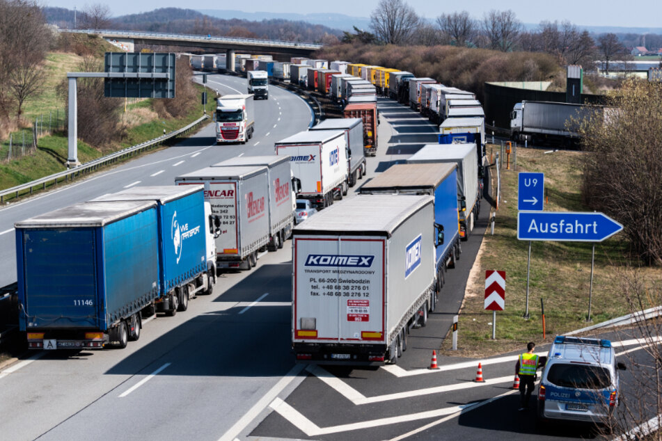 Kampf dem Stau: Das Projekt "Intelligente Autobahn" soll sich durch ultraschnellen Datenaustausch positiv auf das Stauaufkommen auswirken.