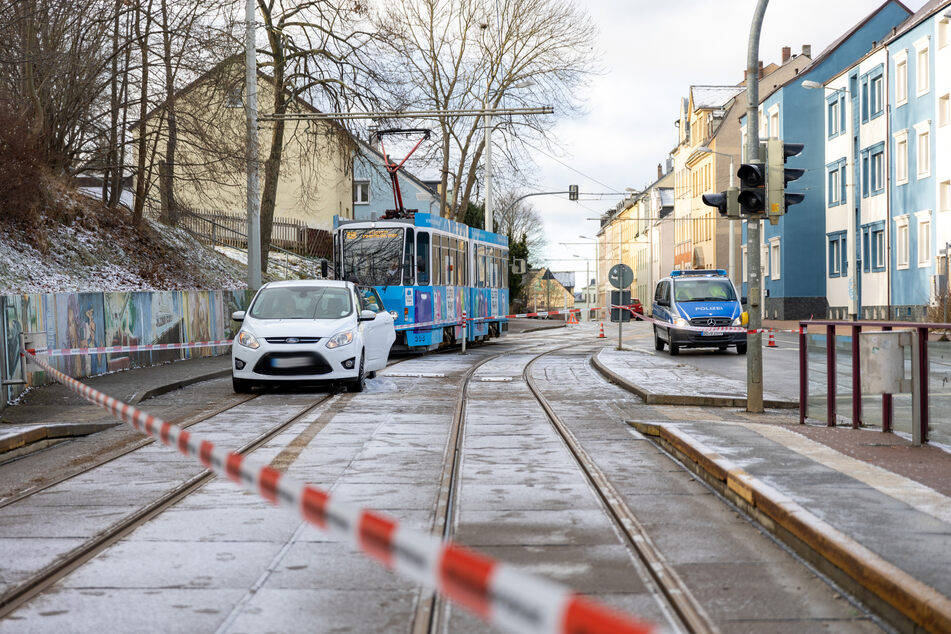 Ein Ford-Fahrer (56) verwechselte am Donnerstagmorgen die Schienen der Plauener Straßenbahn mit dem Straßenverlauf. Beim Rückwärtsfahren stieß er mit einer Fußgängerin zusammen.