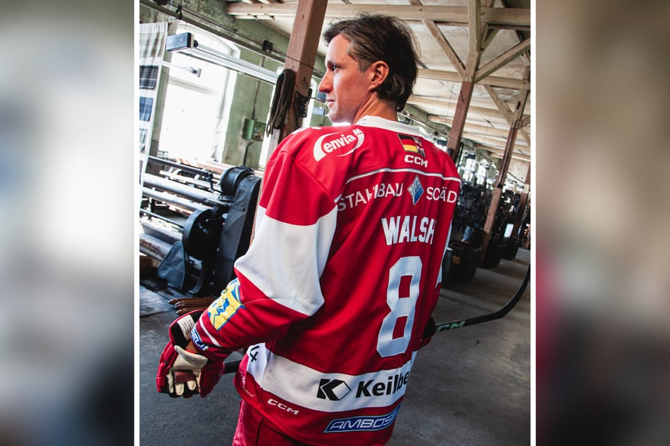 Eispriat Dominic Walsh (36) zeigt das neue Trikot von hinten.