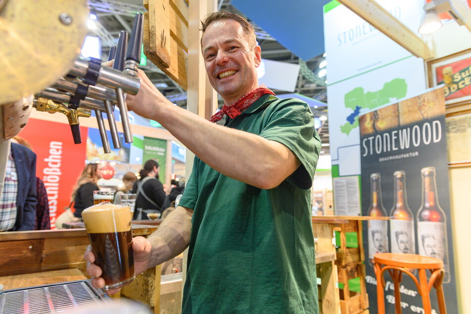 Braumeister Michael Friedrich (53) bringt selbstgebrautes Chemnitzer Bier nach Berlin.