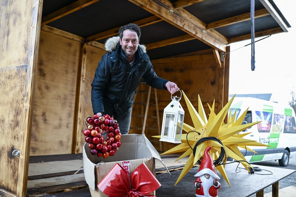 Eric Seifert (36) von Krauß Event packt die Deko für den "Weihnachts-Express" aus.